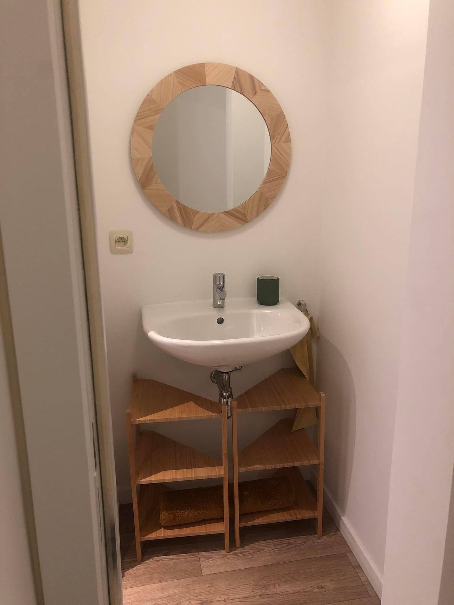 Mirror and wash basin